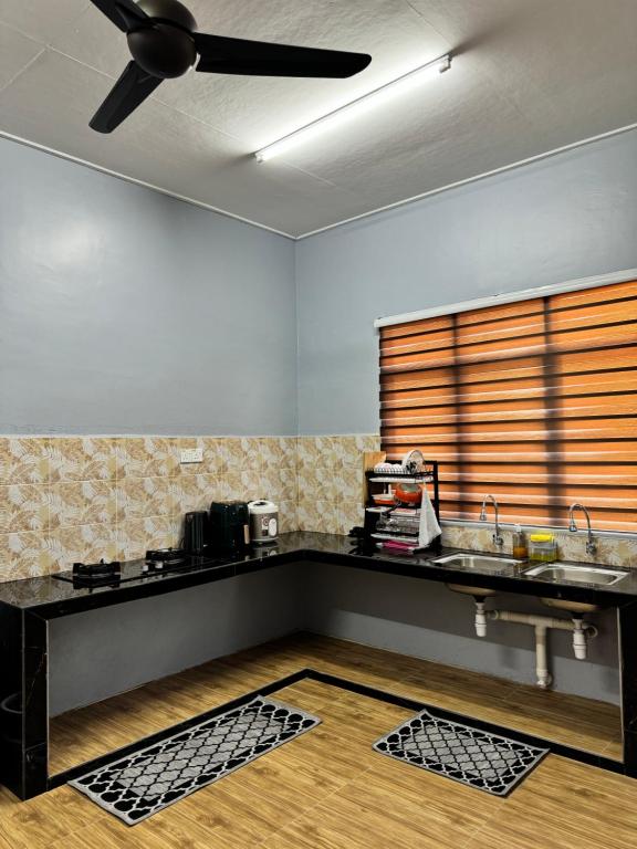 Kuchyň nebo kuchyňský kout v ubytování Homestay De Acacia Rumah Melati