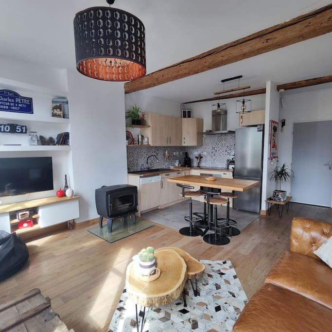 un salon avec une table et une cuisine dans l'établissement Appartement 45 m, à Vic-sur-Seille