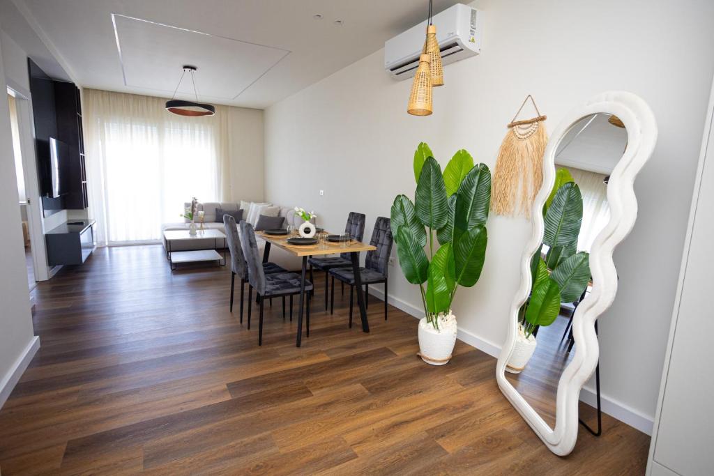 a dining room with a table and a mirror at iunn apartment 2 in Vlorë