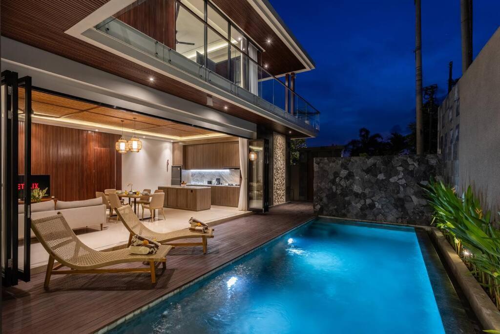 ein Haus mit Pool neben einem Haus in der Unterkunft BRAND NEW Modern Gem Luxury 3bd Villa in Umalas in Kerobokan