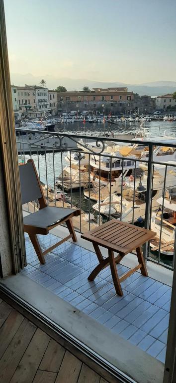 Rõdu või terrass majutusasutuses Monolocale La Darsena