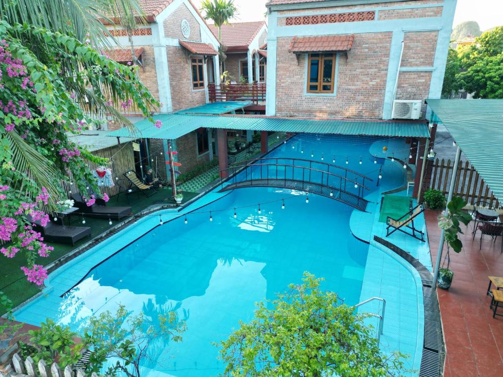 Una vista aérea de una gran piscina azul. en Gecko Backpackers Hostel, en Ninh Binh