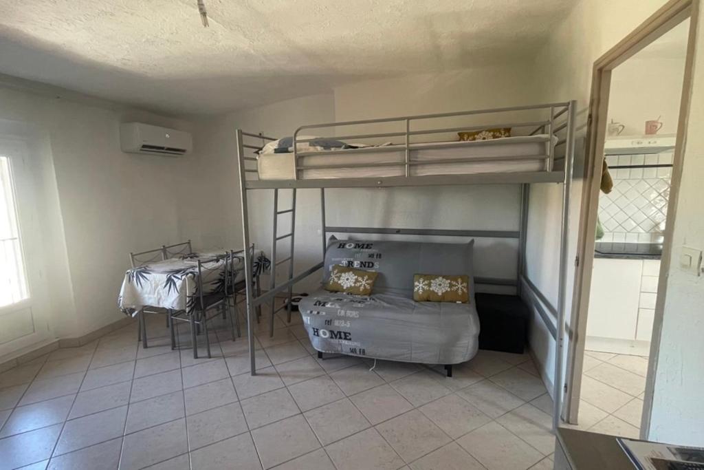 Photo de la galerie de l'établissement Bright Apartment in Le Muy with View and Amenities, au Muy