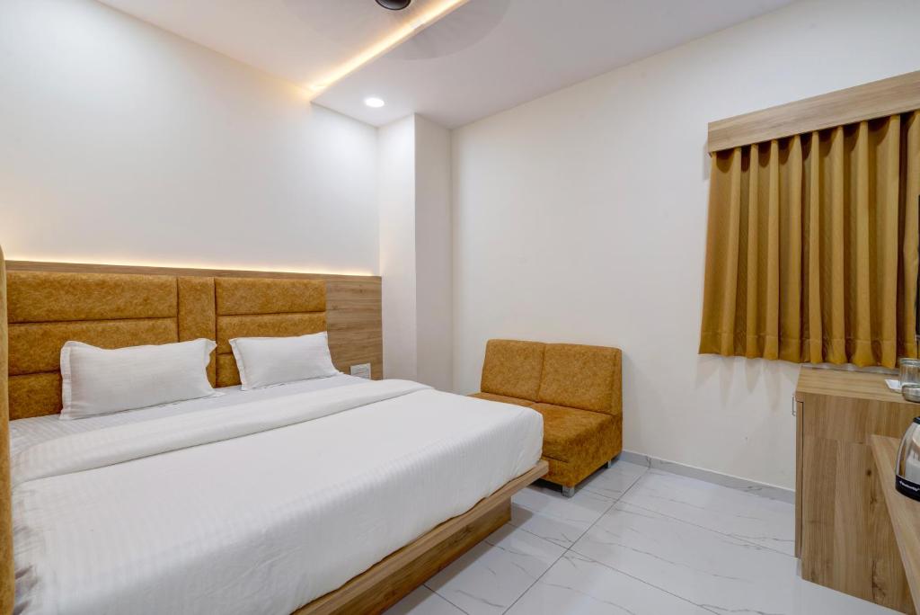 Postel nebo postele na pokoji v ubytování Hotel Apple View,Ahmedabad