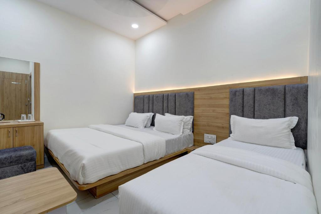 Postel nebo postele na pokoji v ubytování Hotel Apple View,Ahmedabad