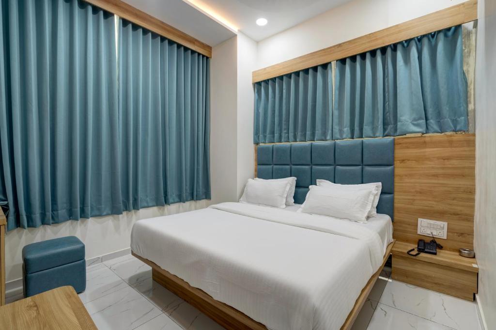Postel nebo postele na pokoji v ubytování Hotel Apple View,Ahmedabad