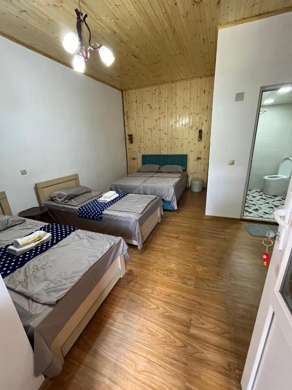 Llit o llits en una habitació de Nadia Guesthouse