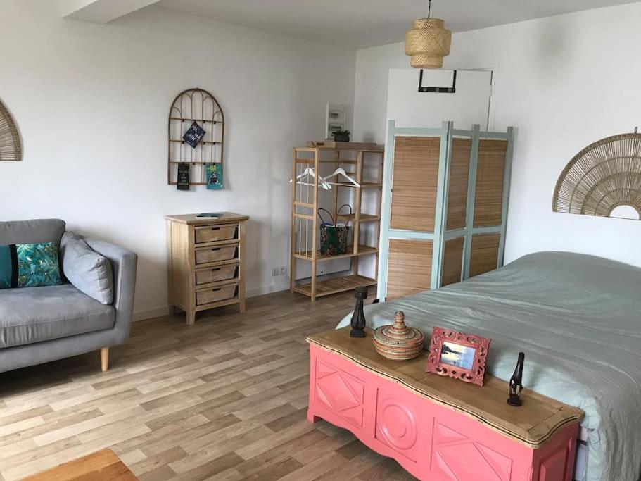 une chambre avec un lit, un canapé et une table dans l'établissement Studio TY ZEN À 50m de la mer , des plages et du GR34, à Saint-Quay-Portrieux