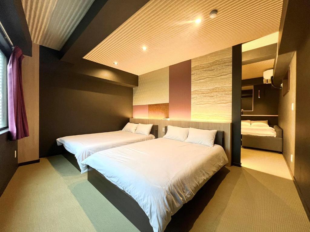 - 2 lits dans une petite chambre avec 2 lits dans l'établissement Asakusa-Smile-SM0141, à Tokyo