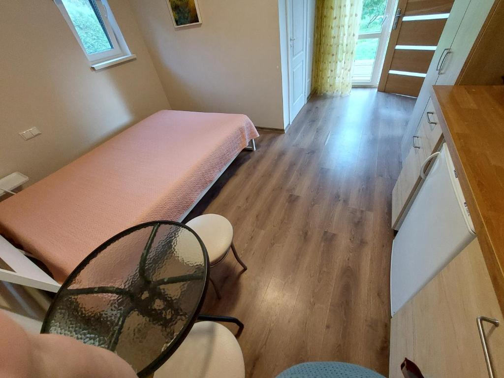 Postel nebo postele na pokoji v ubytování Apartamenti ar verandu diviem cilvēkiem