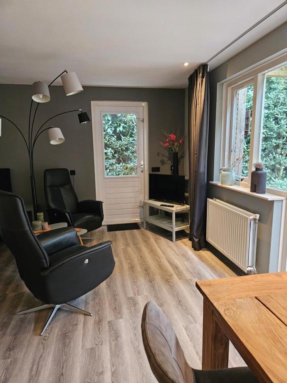een woonkamer met 2 stoelen en een tafel bij Het Atelier in Almelo