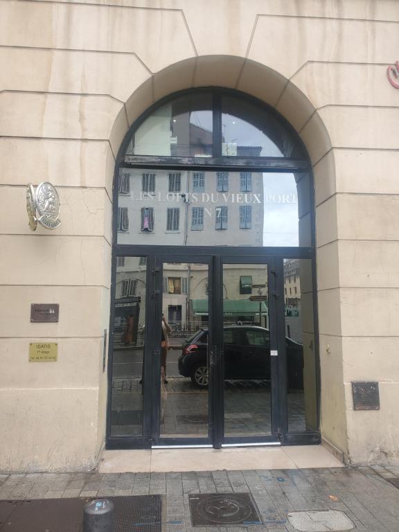 un accès à un bâtiment avec une voiture à la fenêtre dans l'établissement Vieux port appartement, à Marseille