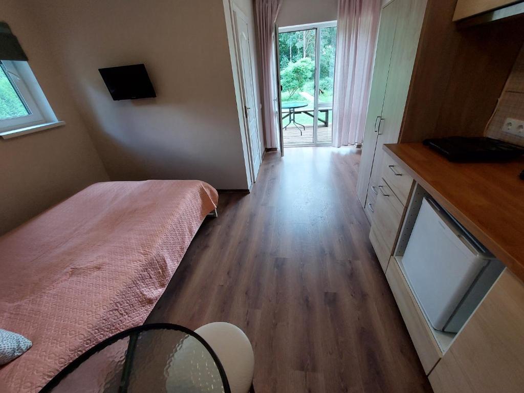 Kuchyň nebo kuchyňský kout v ubytování Apartamenti ar verandu diviem cilvēkiem