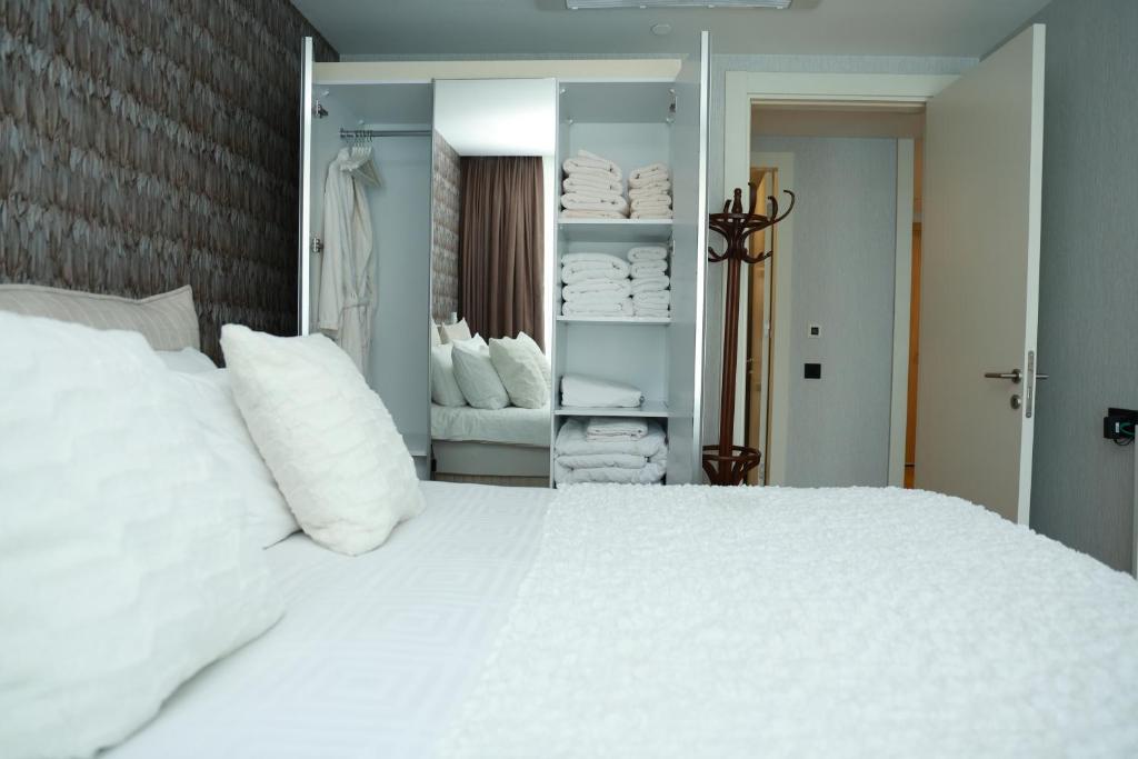 Postel nebo postele na pokoji v ubytování Lovely One Plus One BDROOM-836