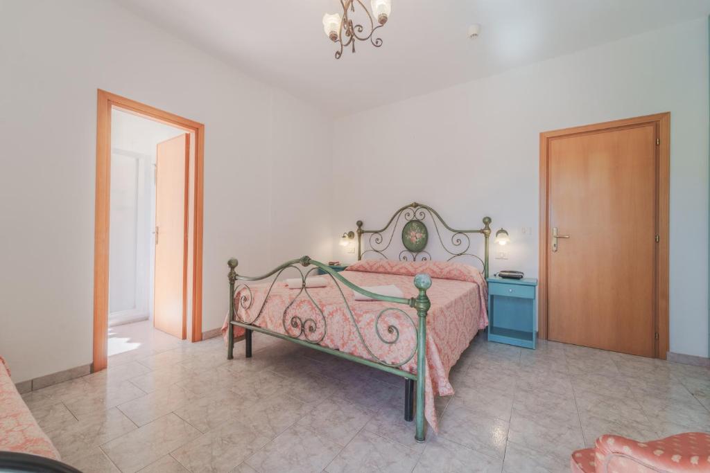 Postel nebo postele na pokoji v ubytování Hotel Lo Scirocco
