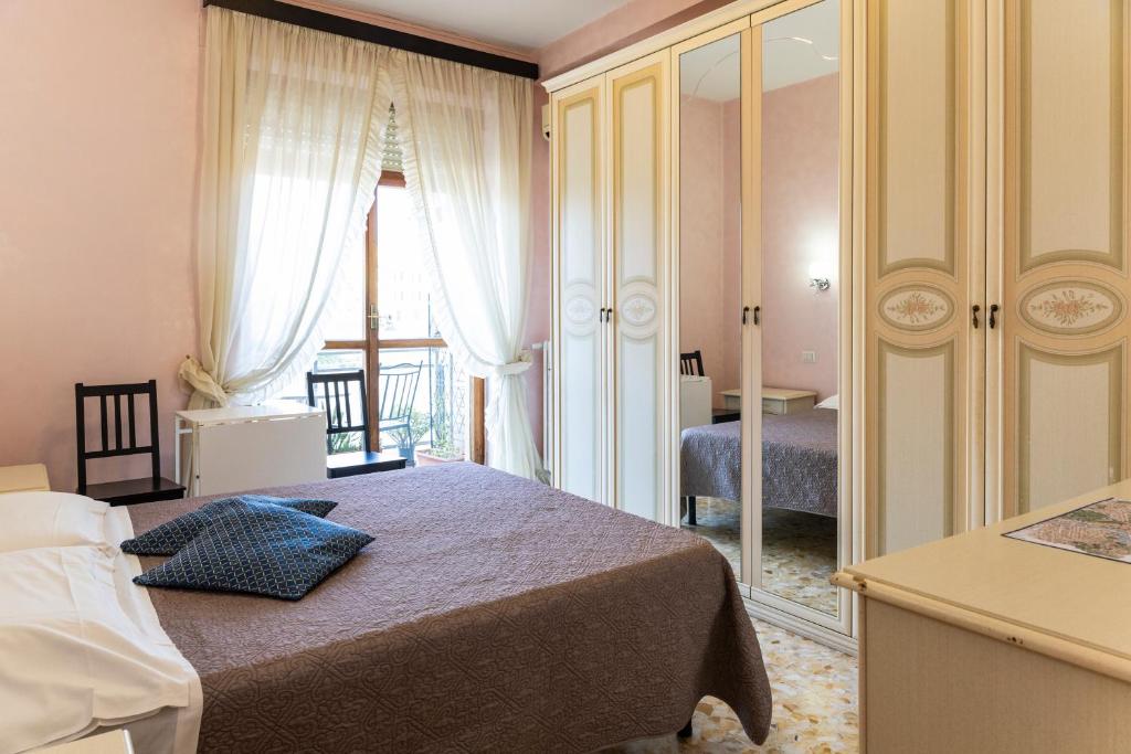A bed or beds in a room at La Stazione Del Vaticano