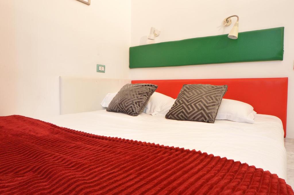 Bellissimo Mini Appartamento a Tema Bandiera Italiana, Potente Wi-Fi, 3 linee metropolitane dietro casa, Collegato Direttamente con Aeroporto di Malpensa e Rho fiera