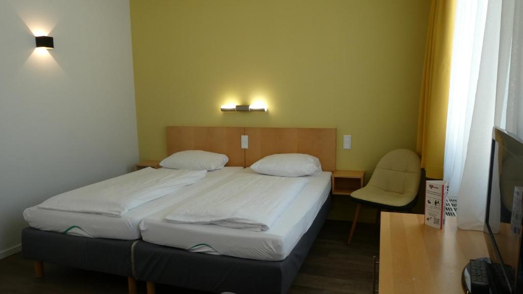 Postel nebo postele na pokoji v ubytování CVJM Düsseldorf Hotel & Tagung