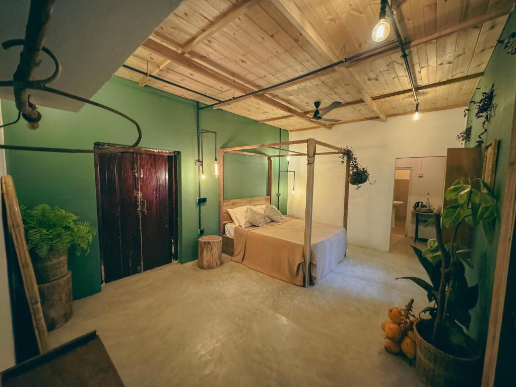 Postel nebo postele na pokoji v ubytování KOMOREBI MADIHA