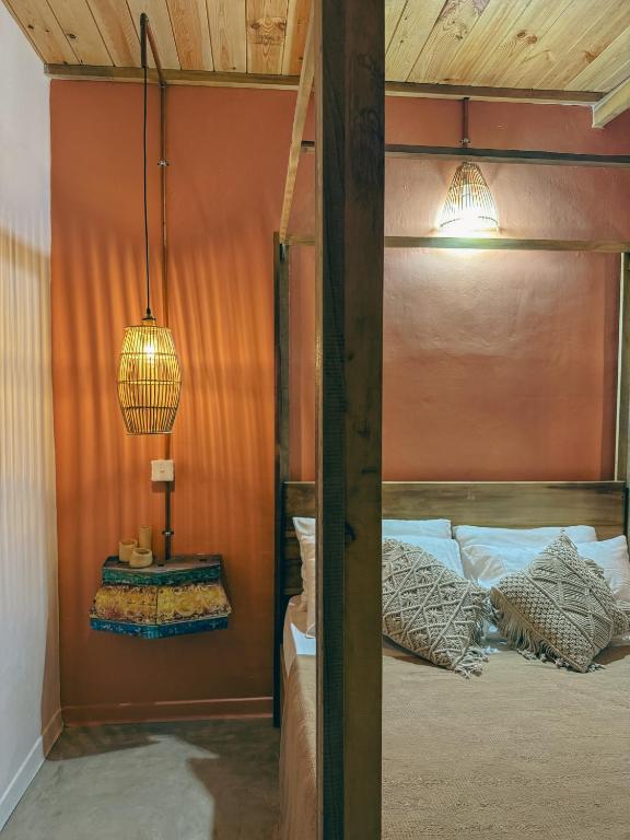 Postel nebo postele na pokoji v ubytování KOMOREBI MADIHA