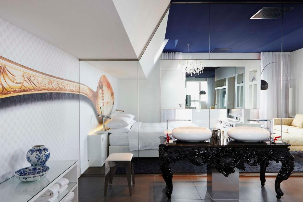 Een bed of bedden in een kamer bij Andaz Amsterdam, Prinsengracht, By Hyatt