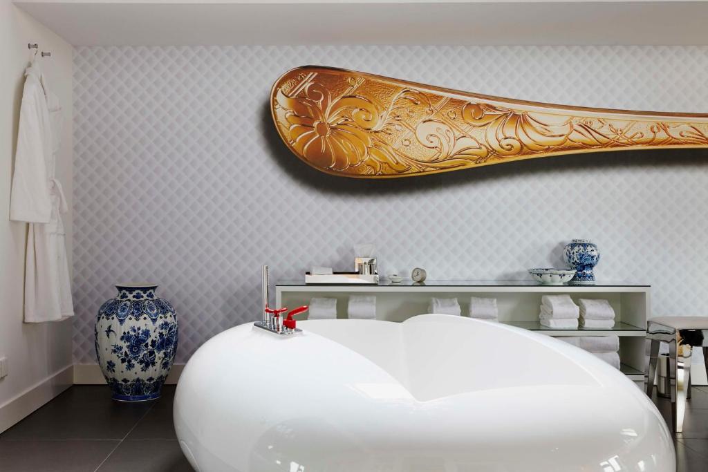 Een bed of bedden in een kamer bij Andaz Amsterdam, Prinsengracht, By Hyatt