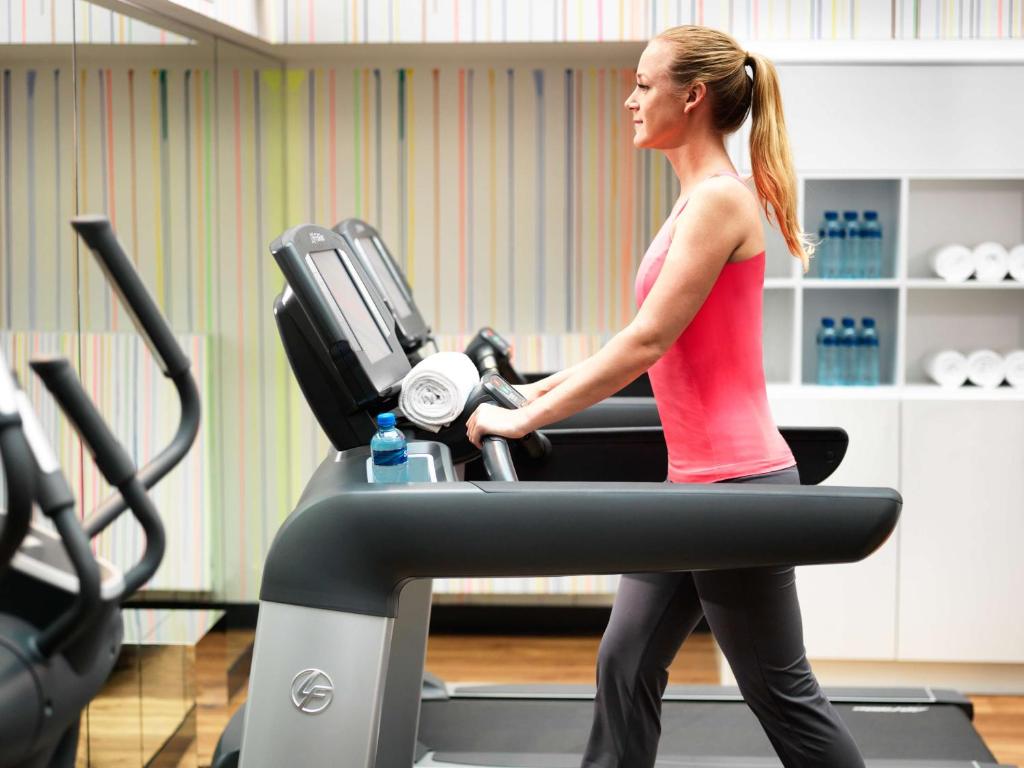 Het fitnesscentrum en/of fitnessfaciliteiten van Andaz Amsterdam, Prinsengracht, By Hyatt