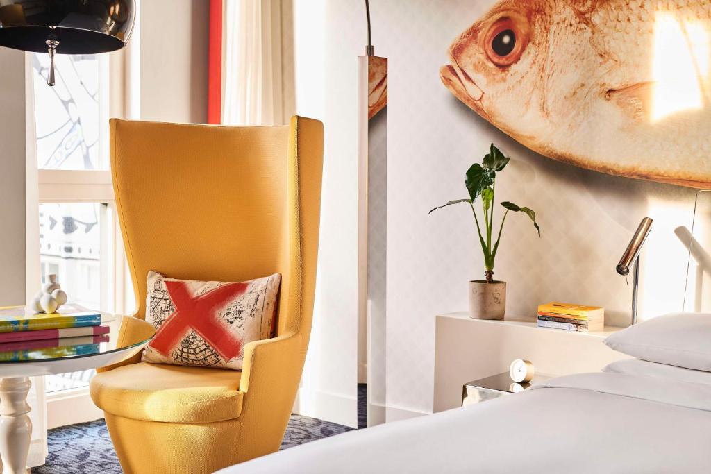 Een bed of bedden in een kamer bij Andaz Amsterdam, Prinsengracht, By Hyatt