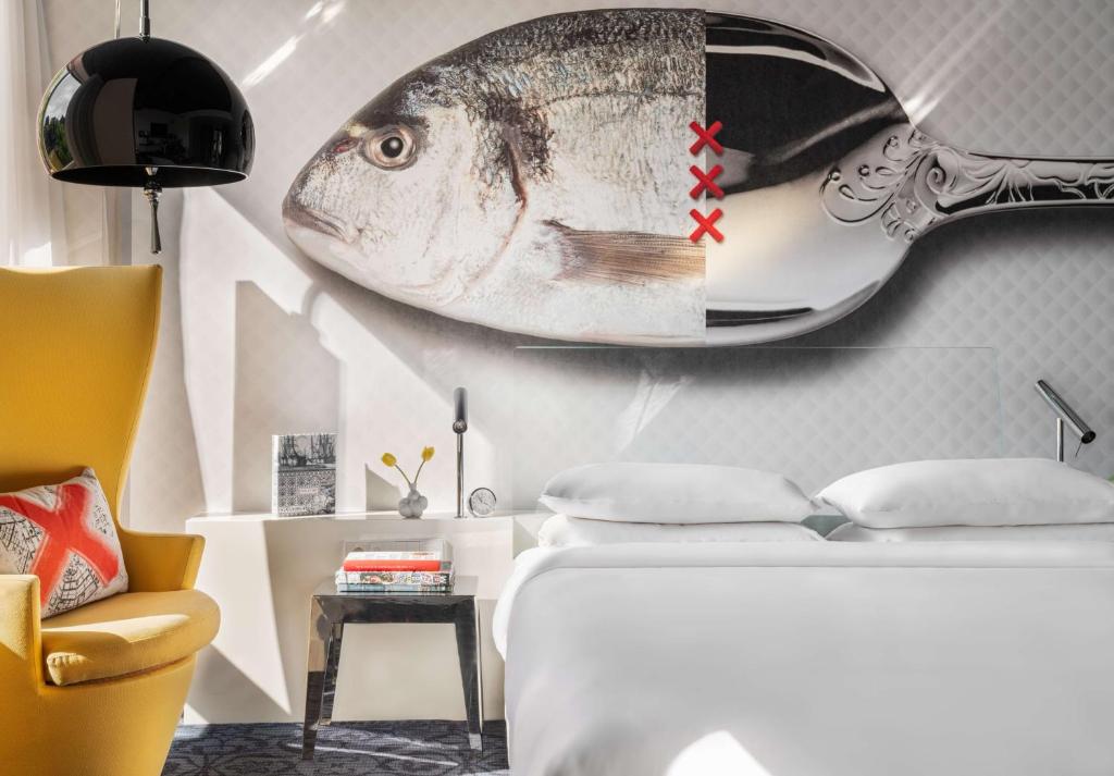 Een bed of bedden in een kamer bij Andaz Amsterdam, Prinsengracht, By Hyatt