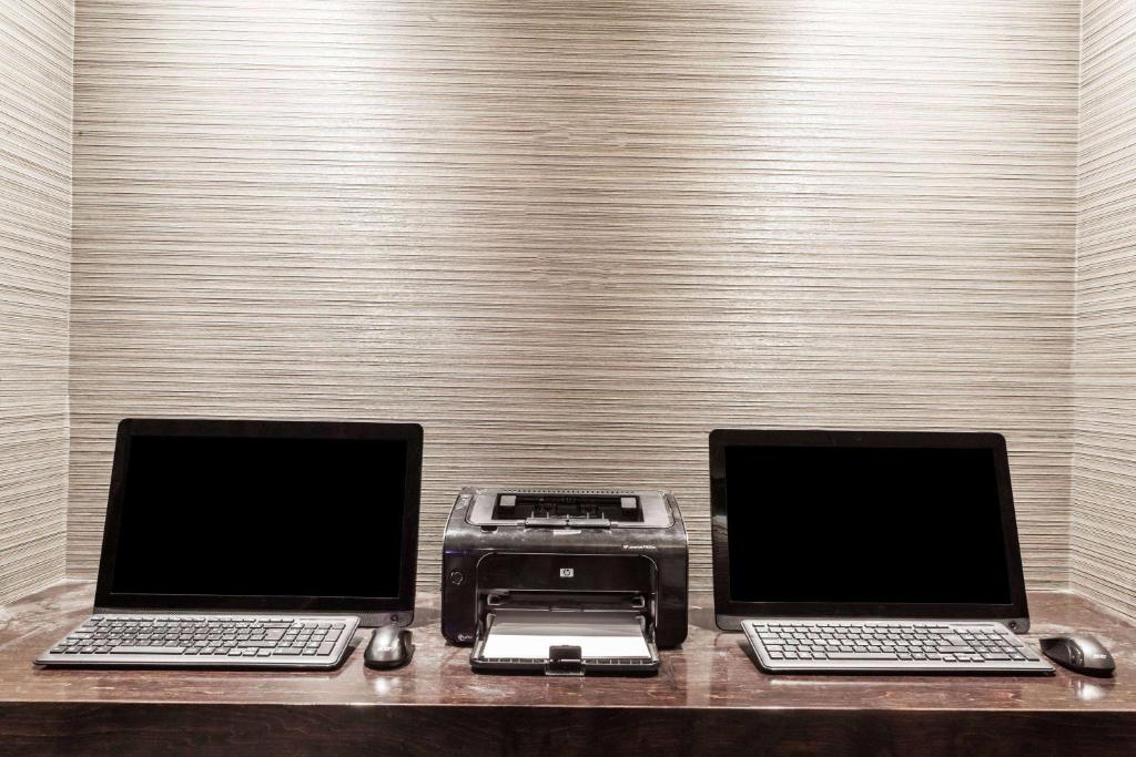 Ramada by Wyndham Ottawa On The Rideau - Resim 22