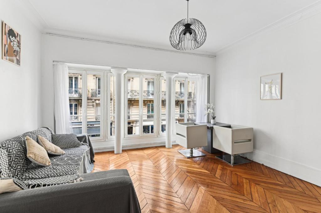 un salon avec un canapé et un bureau dans l'établissement Jardin du Luxembourg I Central and Bright, à Paris