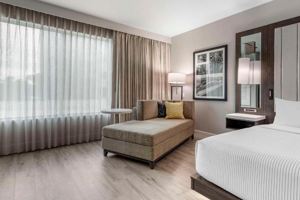 Postel nebo postele na pokoji v ubytování Cambria Hotel Austin Uptown near the Domain