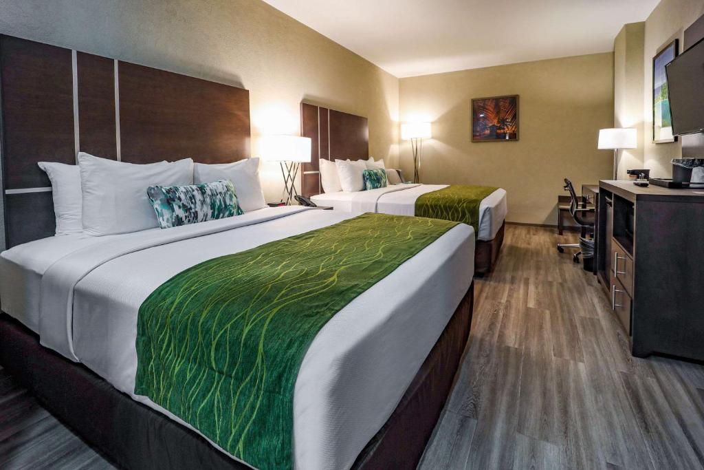 Postel nebo postele na pokoji v ubytování Comfort Inn & Suites Tobago