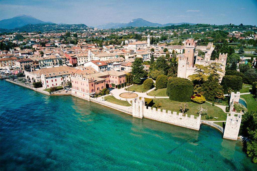 una vista aerea di una città vicino all'acqua di My Home a Lazise