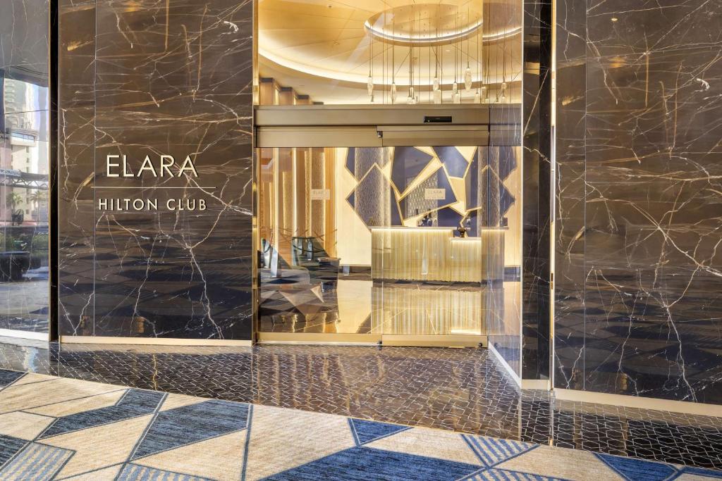 ein Geschäft vor einem Luxusgeschäft mit Fenster in der Unterkunft Hilton Club Elara Las Vegas in Las Vegas