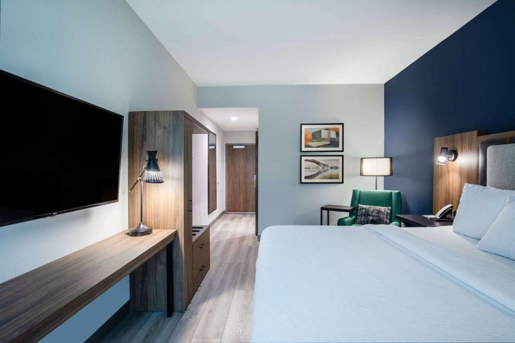 La Quinta Inn & Suites by Wyndham Chattanooga Downtown/South photo