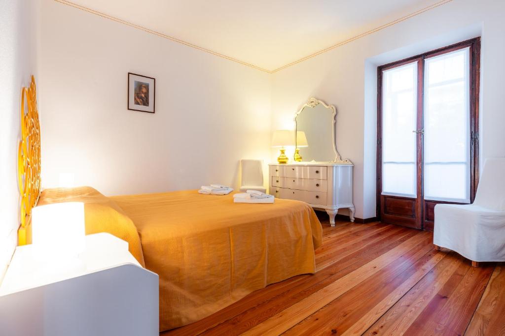 Un dormitorio con una cama y una cómoda y una ventana. en Bed & Breakfast - Ca' Broni, en Domodossola