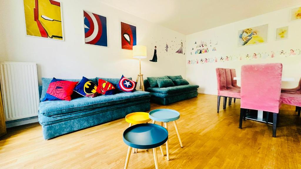 ブシー・サン ・ジョルジュにあるMickey Mouse - Gare - Centre - Lac - Parking - Wifiのソファとテーブルと椅子のあるリビングルーム