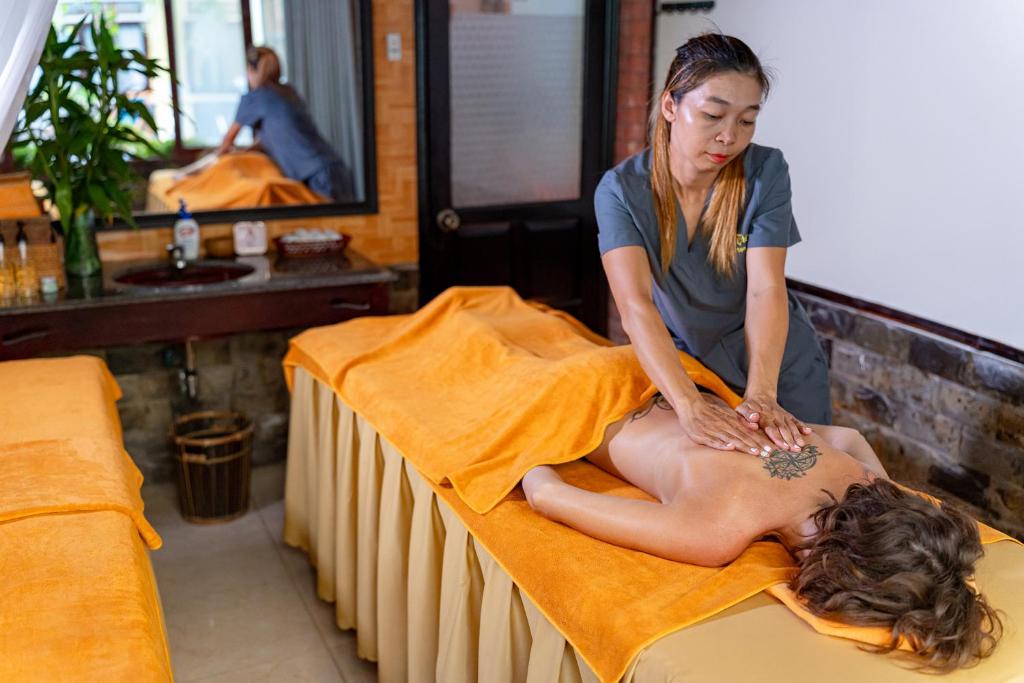 Không gian spa yên tĩnh với phòng trị liệu riêng tư và liệu pháp massage thư giãn giúp du khách phục hồi năng lượng sau một ngày đi bộ, đạp xe hoặc khám phá phố cổ Hội An.