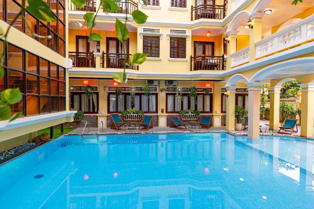 Không gian phòng nghỉ thoáng sáng giúp du khách bắt đầu ngày mới nhẹ nhàng, tận hưởng vài phút thư giãn trước khi đi bộ khám phá Chùa Cầu, bảo tàng và những tuyến phố cổ gần khách sạn.