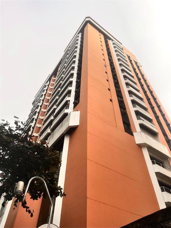 a tall building with balconies on the side of it at Flat Golden Beach Pitangueiras com Vista Mar in Guarujá