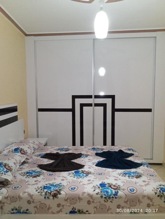 Postel nebo postele na pokoji v ubytování الحسيمة