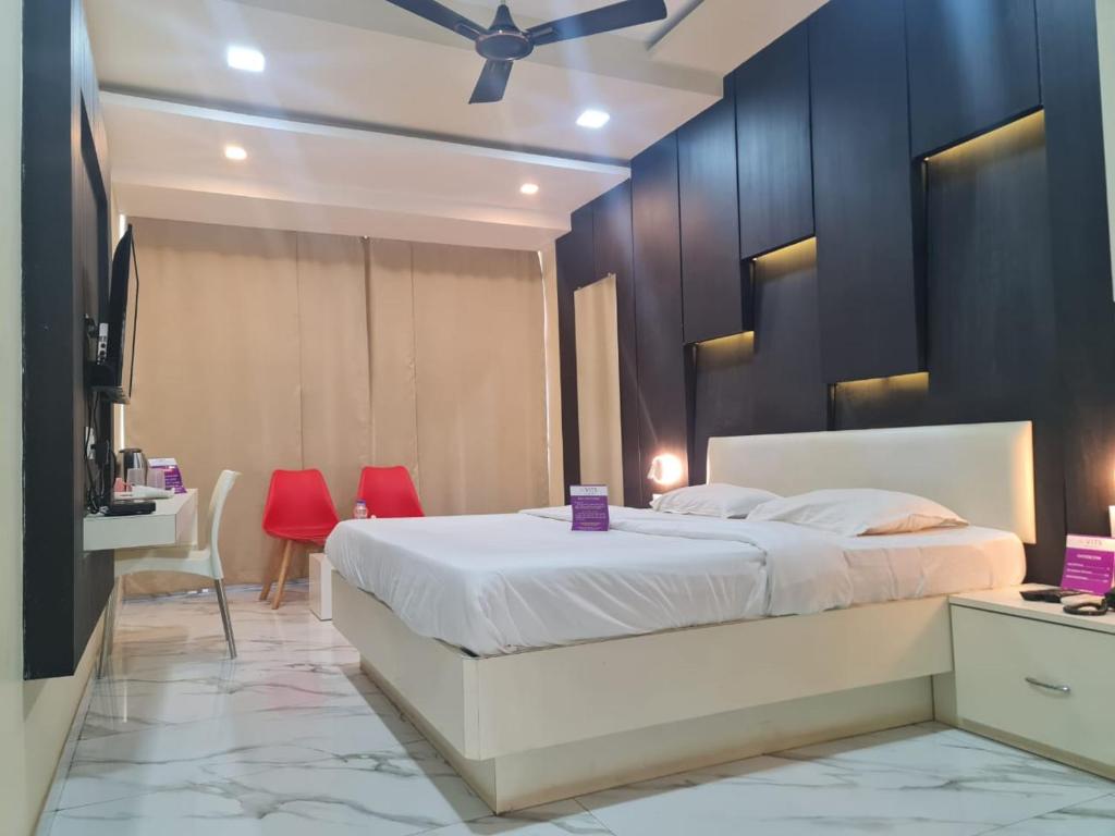 Postel nebo postele na pokoji v ubytování VITS Select Grand Inn, Ratnagiri