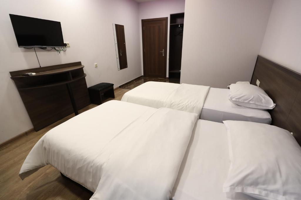 Postel nebo postele na pokoji v ubytování Riverside Hotel