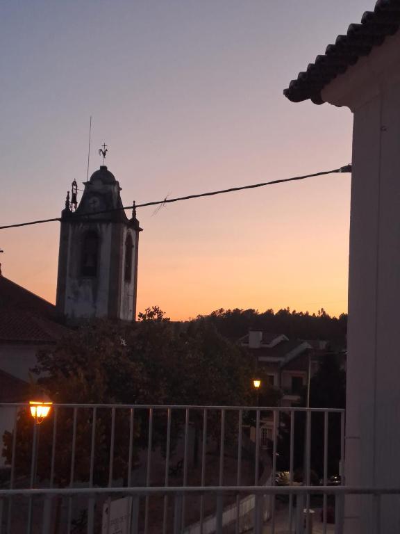 Východ nebo západ slunce při pohledu z prázdninového domu nebo okolí