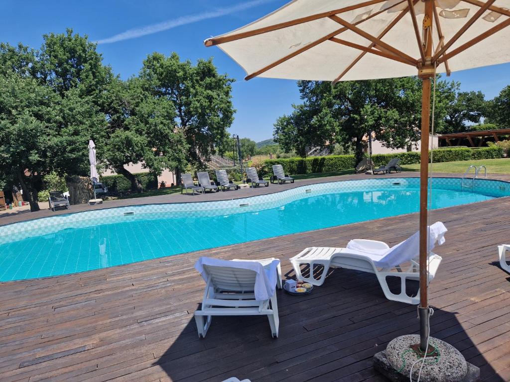 Bazén v ubytování Villaggio Le Querce nebo v jeho okolí