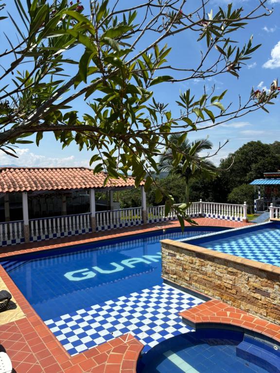 Piscina de la sau aproape de Finca Vacacional Guanani