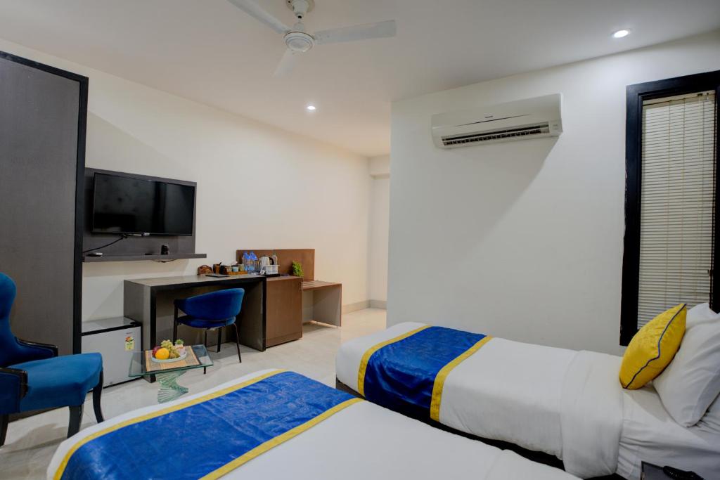 Postel nebo postele na pokoji v ubytování BlueNeck Sec 40 Unitech Cyber Park Gurugram