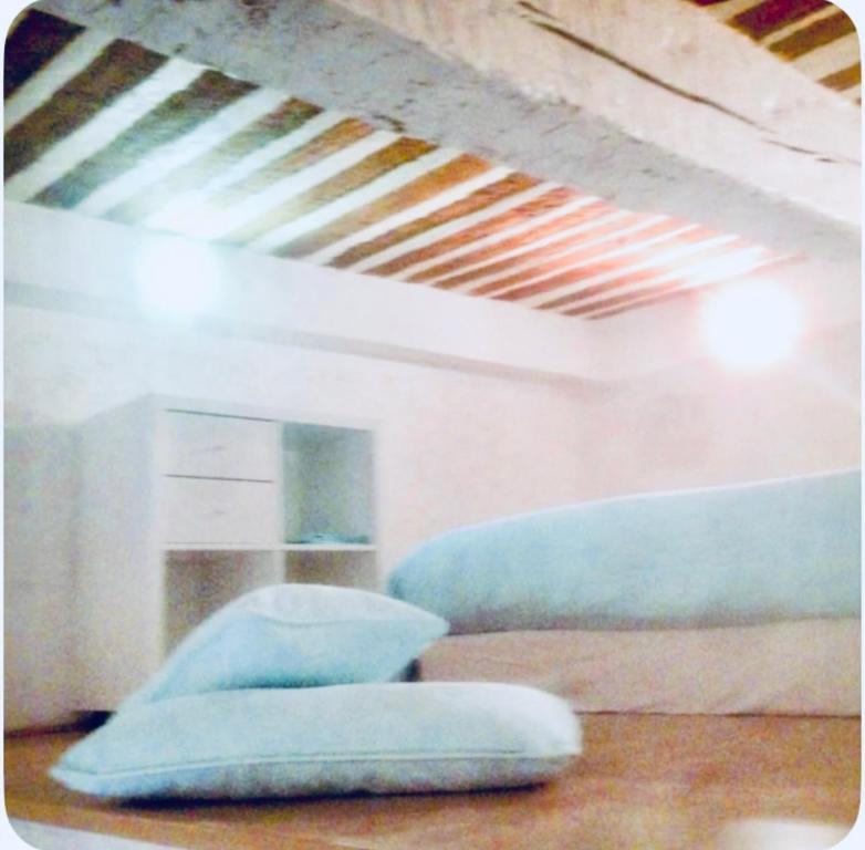 une chambre avec un canapé bleu et un plafond dans l'établissement Refuge mediteraneen, à La Ciotat