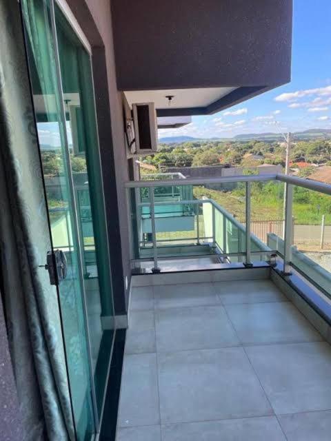 d'un balcon offrant une vue sur la campagne. dans l'établissement Flat Piúva, à Bonito